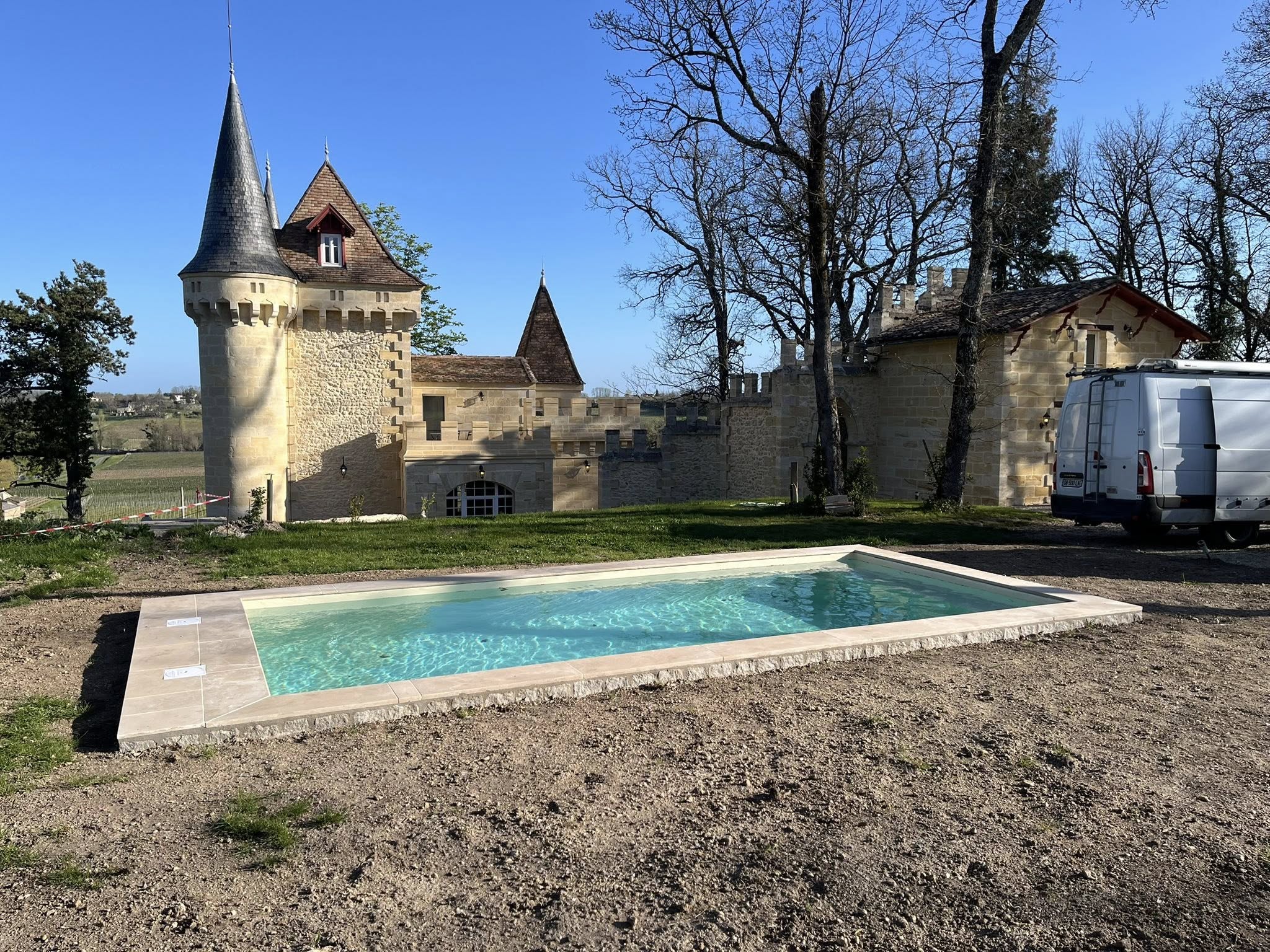 Piscine devant chateau - MS Piscine